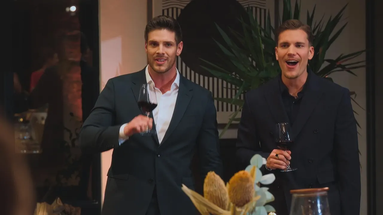 Martin Braun und Felix Stein sind die neuen Bachelors. Martin Braun und Felix Stein feiern mit einem Glas Wein in der Hand die Ankunft der Kandidatinnen. - Foto: RTL