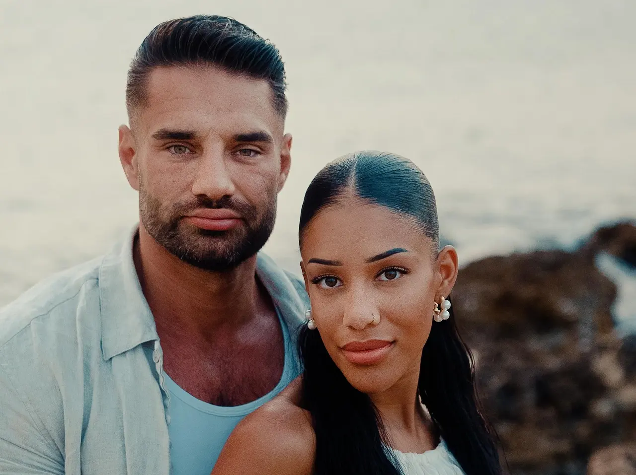 AD274 (1) Aleks Petrovic und Vanessa Nwattu posieren am Strand für Temptation Island VIP - Foto: RTL / Dustin Leonhard Grieß