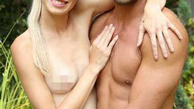 Ashley Fonda und Alika Medeiros haben sich bei &quot;Dating Naked&quot; verliebt. - Foto: Jesse Grant / VH1