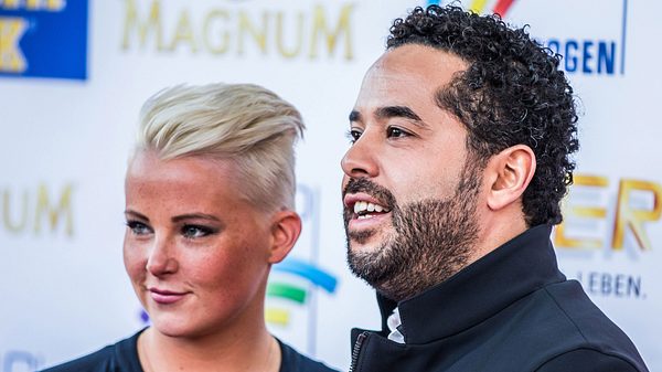 Adel Tawil und Freundin Lena verliebt auf einer Radio Preisverleihung - Foto: Getty Images