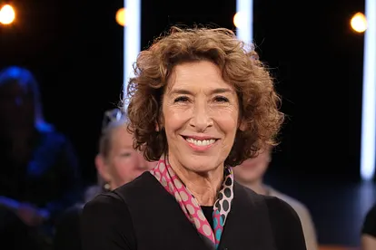 Adele Neuhauser lächelt entspannt in die Kamera. Vom Wiener "Tatort" will sie sich zurückziehen.