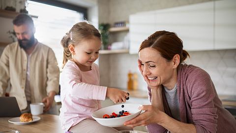 Familie in der Küche  - Foto: AdobeStock / Halfpoint