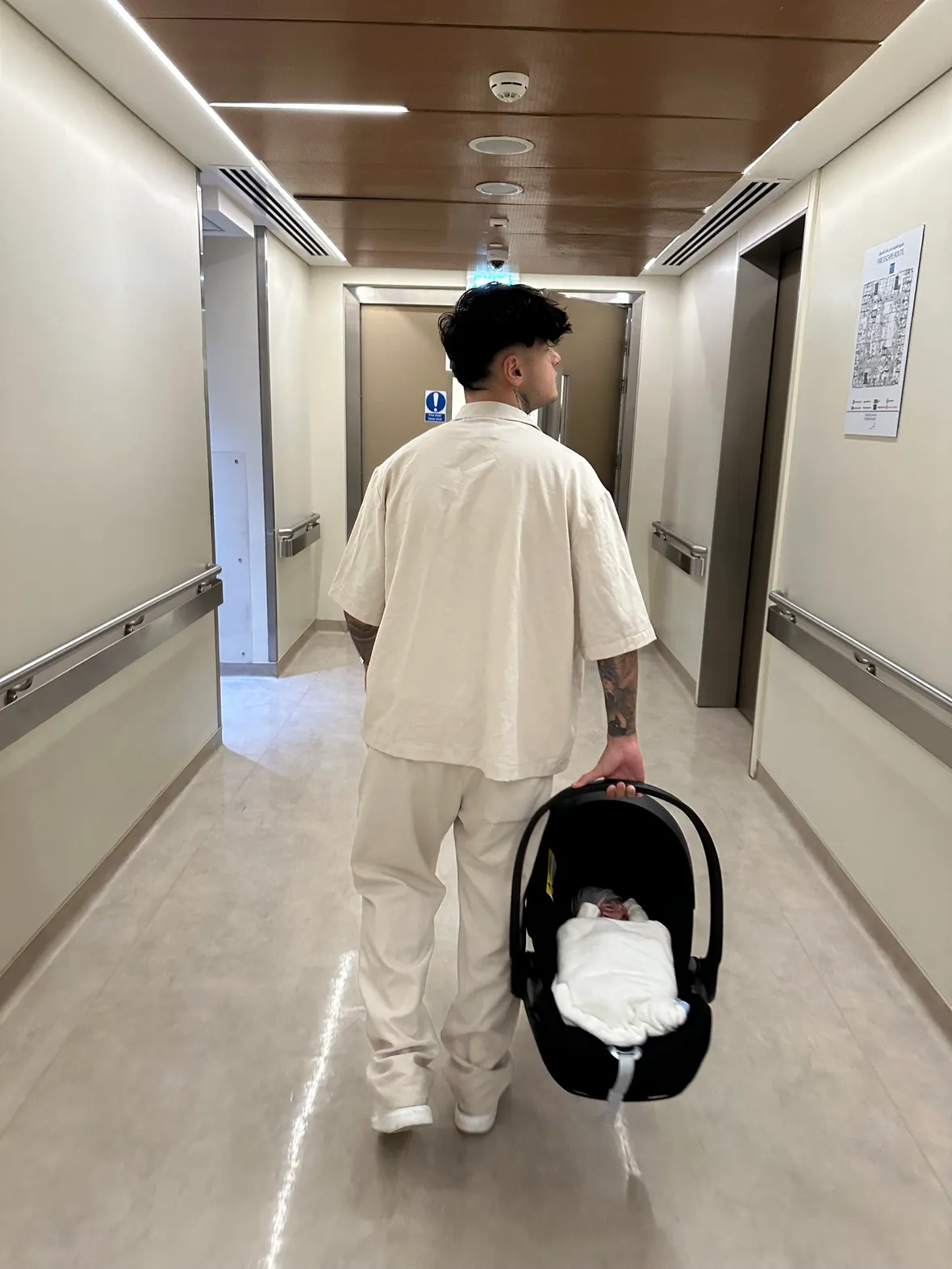 Akka auf dem Weg nach Hause mit Baby Emilio Akka auf dem Weg nach Hause mit Baby Emilio