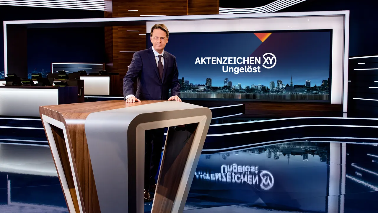 Aktenzeichen XY... Ungelöst - Rudi Cerne Rudi Cerne im Aktenzeichen XY... Ungelöst-Studio - Foto: ZDF / Nadine Rupp