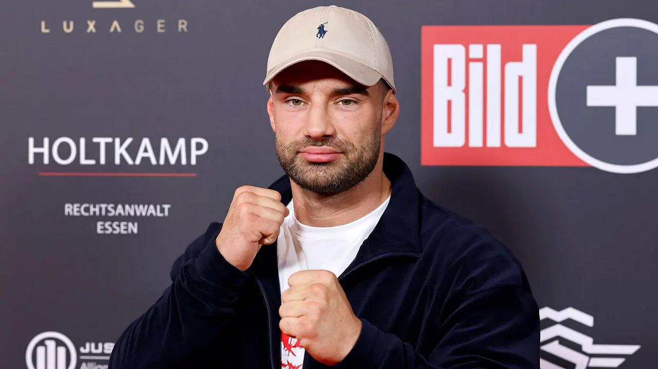 Aleks Petrovic tritt bei Fame Fighting 2024 an Aleks Petrovic mit erhobenen Fäusten - Foto: IMAGO / Panama Pictures
