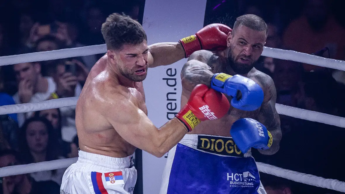 Aleks Petrovic im Kampf mit Diogo Sangre Aleks Petrovic im Kampf mit Diogo Sangre