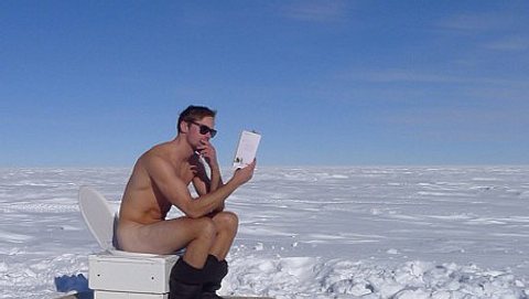 Alexander Skarsgard musste mal Pipi - nackt. Am Südpol. - Foto: Instagram / Inge Solheim