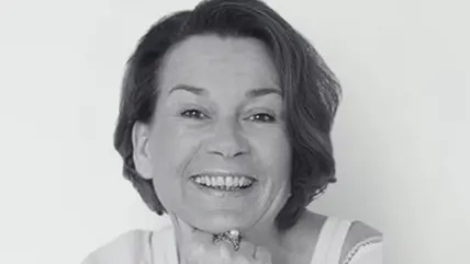 Alexandra Fröhlich lächelt in die Kamera