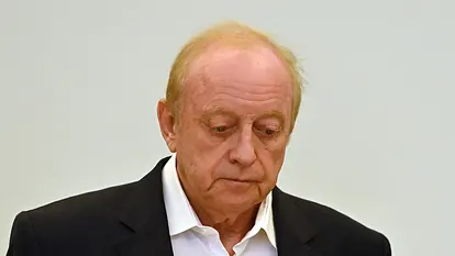 Alfons Schuhbeck im schwarzen Anzug.