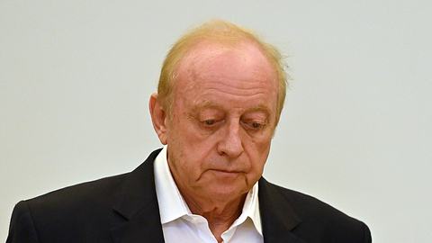 Alfons Schuhbeck im schwarzen Anzug. - Foto: IMAGO / Sven Simon