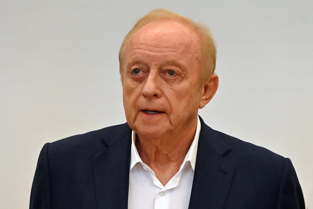 Alfons Schuhbeck muss vorerst nicht ins Gefaengnis Alfons Schuhbeck schaut in die Ferne - Foto: IMAGO / Sven Simon