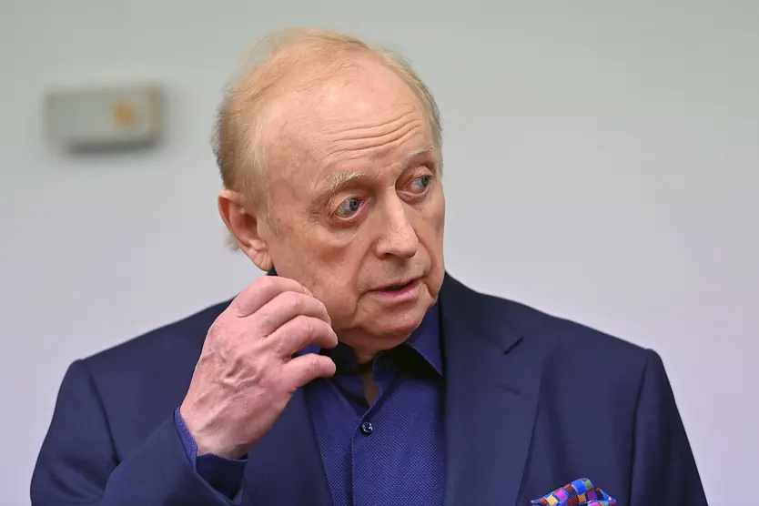 Alfons Schuhbeck sieht bei seinem Gerichtstermin erschöpft aus.