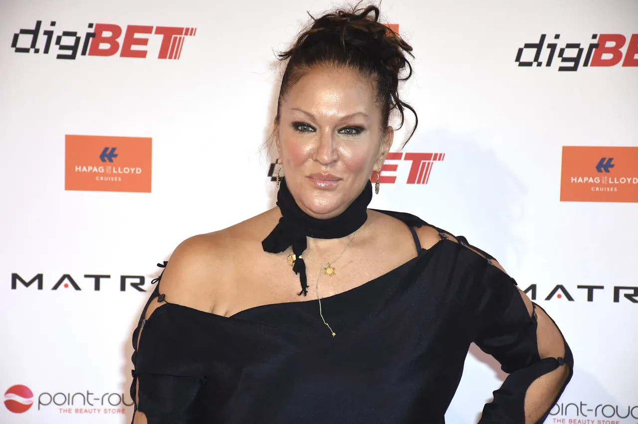 Allegra Curtis posiert auf dem roten Teppich. - Foto: IMAGO / Future Image