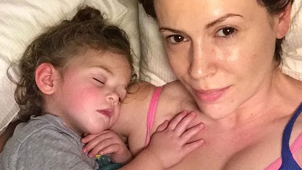 Alyssa Milano: Süßes Bett-Selfie mit ihrer Tochter - Foto: Facebook/ Alyssa Milano