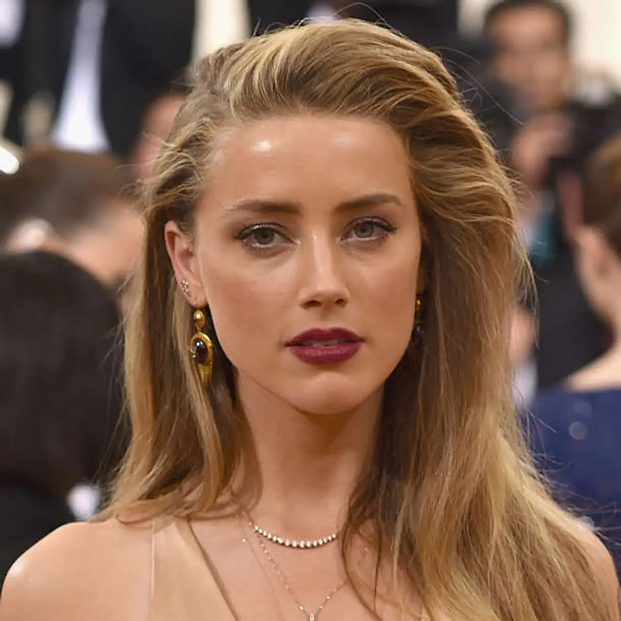 Der Rosenkrieg mit Johnny Depp setzt der 30-Jährigen enorm zu Amber Heard abgenommen - Foto: Gettyimages