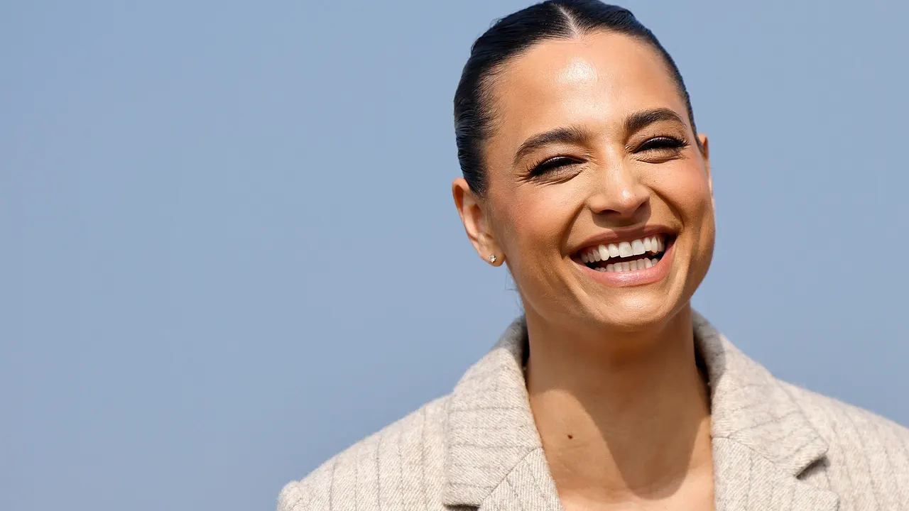 Amira Aly Amira Aly strahlt über das ganze Gesicht - Foto: IMAGO / Panama Pictures
