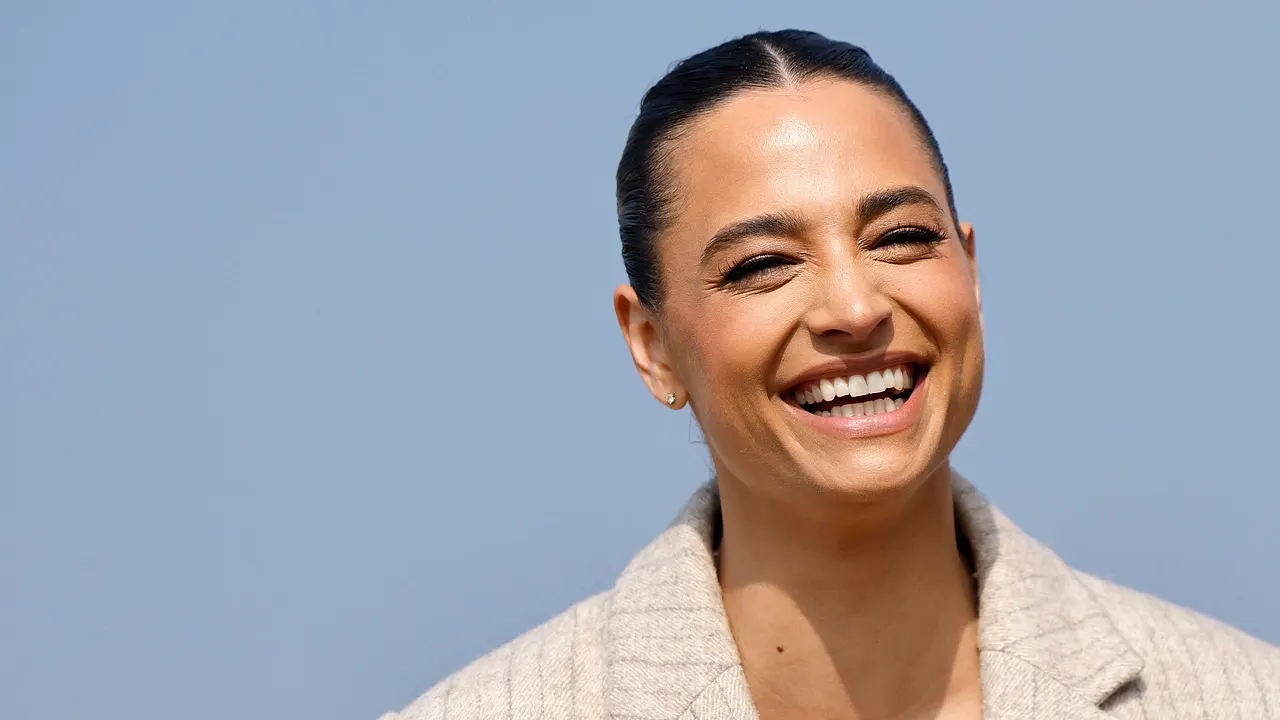 Amira Aly Amira Aly strahlt über das ganze Gesicht - Foto: IMAGO / Panama Pictures