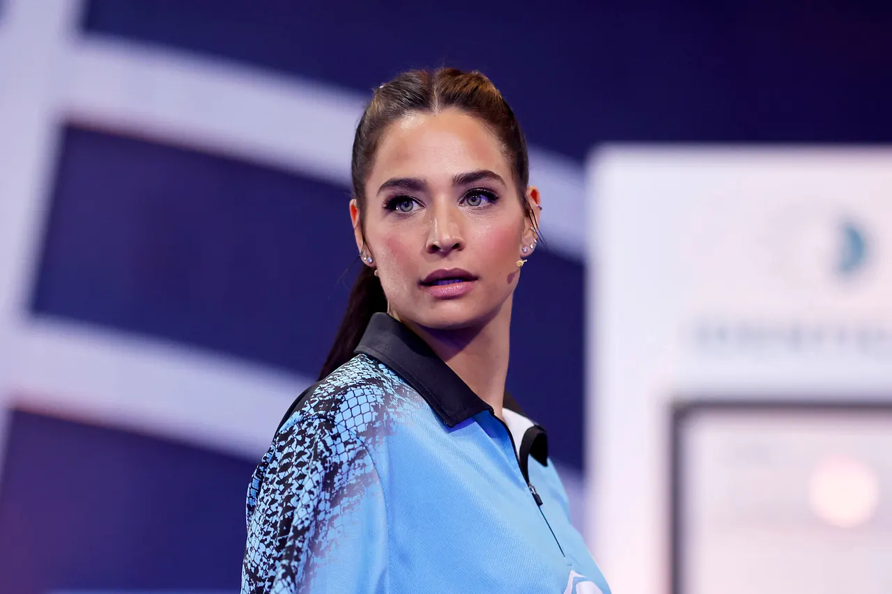 Amira Pocher spricht über ihre Jugend Amira Pocher guckt in die Ferne - Foto: IMAGO / Panama Pictures