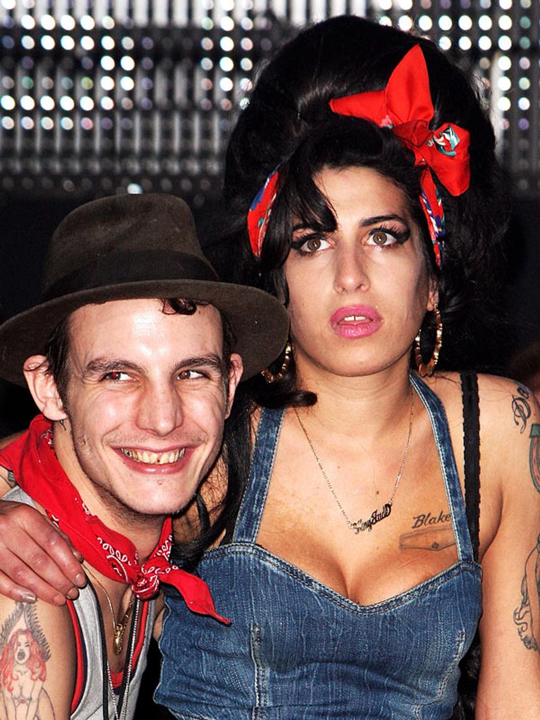 Amy Winehouse - Ihr Leben in BildernIm Mai 2007 heiratete Amy Winehouse Blake Fielder-Civil. Die Ehe hielt nur zwei Jahre. Viele machen Blake für Amys exzessiven Drogen- und Alkoholkonsum verantwortlich.