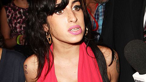 Was schon groß ist, soll noch größer werden: Amy Winehouse will sich zugunsten ihrer Brüste angeblich erneut unters Messer legen wollen! - Foto: GettyImages