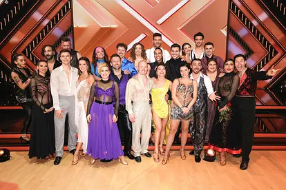 Der Cast von "Let's Dance" 2025 steht aufgereiht auf dem Parkett.