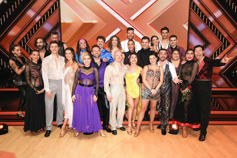 Der Cast von "Let's Dance" 2025 steht aufgereiht auf dem Parkett.