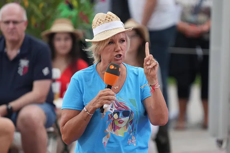 Andrea Kiewel während sie den "Fernsehgarten" moderiert