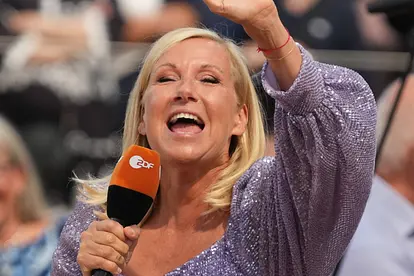 Andrea Kiewel singt ins Mikrofon