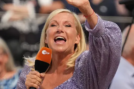 Andrea Kiewel singt ins Mikrofon