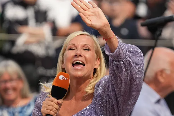 Andrea Kiewel feiert im "Fernsehgarten".