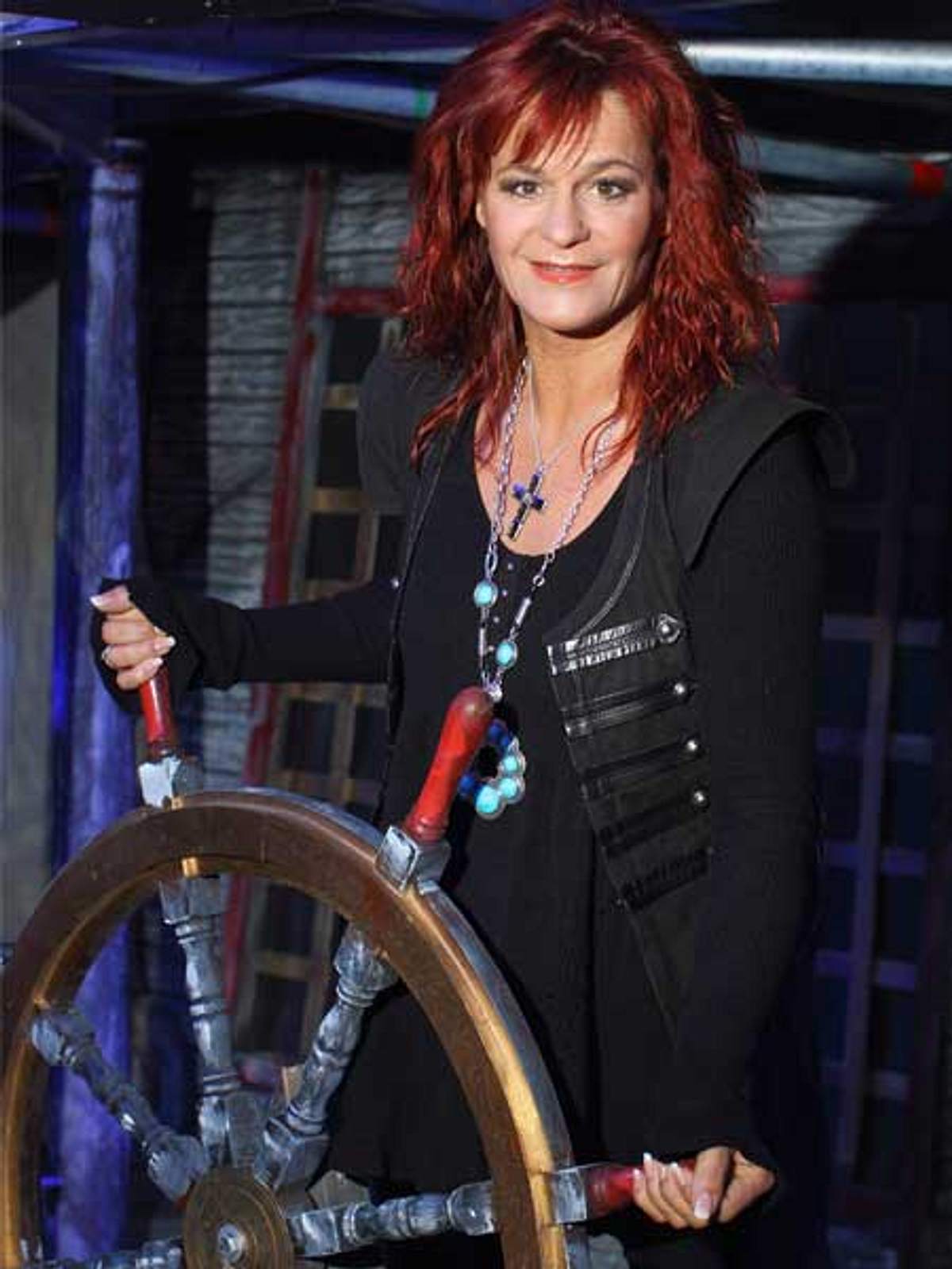 Heiße Piratenbraut: Andrea Berg steuert ihr Schiff.