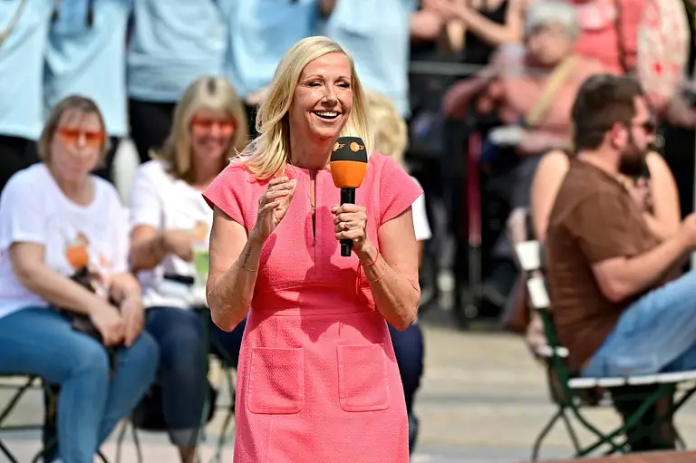 Andrea Kiewel völlig verändert: 15 Kilo weg! Andrea Kiewel im ZDF-Fernsehgarten im engen Kleid