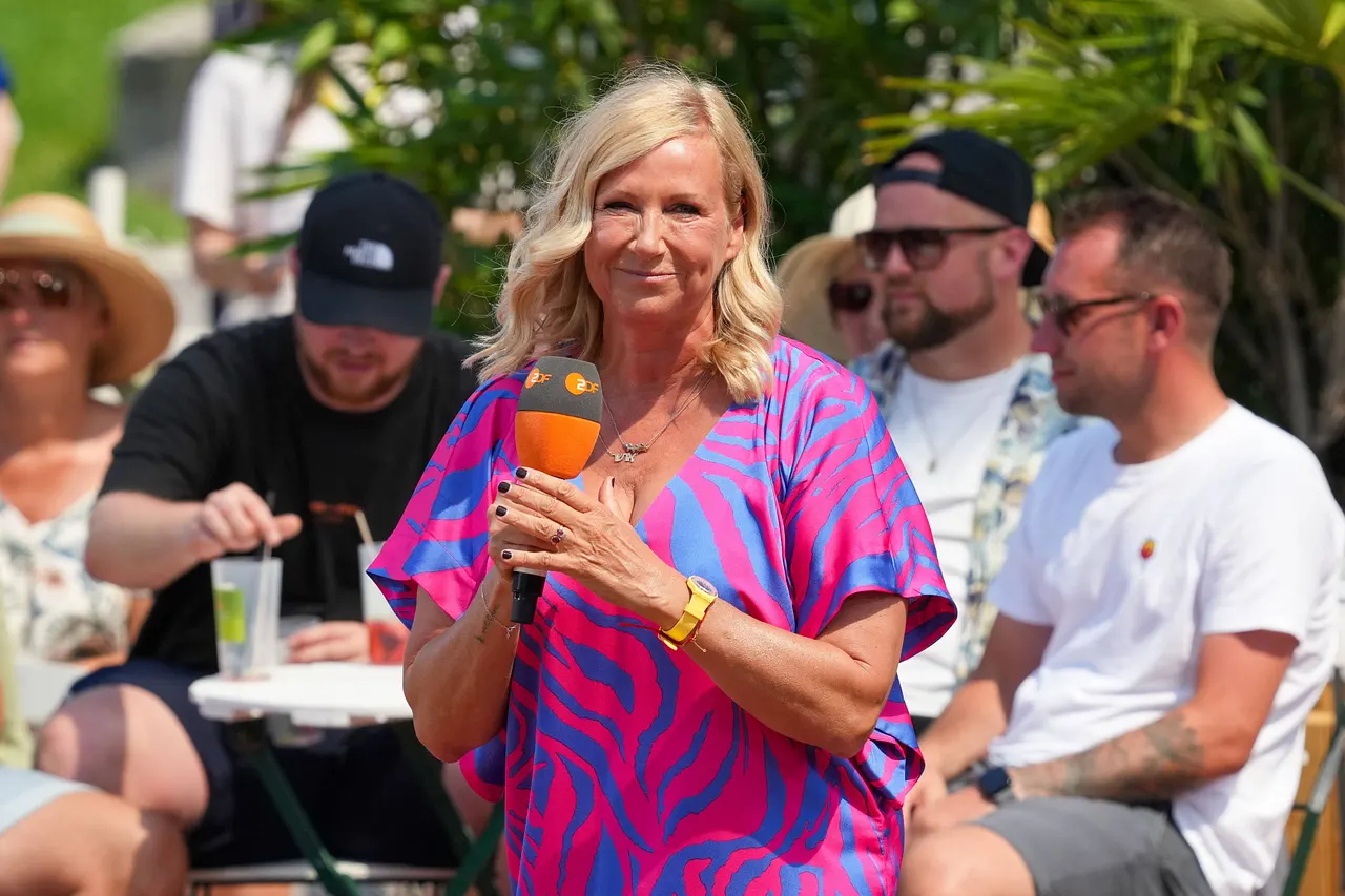 andrea-kiewel-ende-fernsehgarten-imago822863053 Andrea Kiewel steht auf der Bühne vom ZDF Fernsehgarten - Foto: IMAGO / BOBO