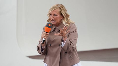 ZDF-Fernsehgarten: Andrea Kiewel irritiert wegen Sicherheitsvorkehrung - Foto:  IMAGO / BOBO