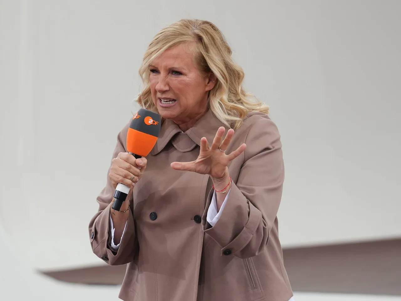 andrea kiewel zdf fernsehgarten regeländerung Andrea Kiewel erfährt Regeländerung im ZDF-Fernsehgarten. - Foto: IMAGO / BOBO