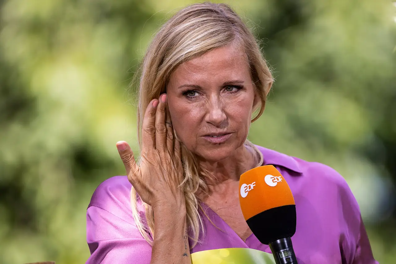 Andrea Kiewel mit ZDF-Mikrofon - Foto: Imago / Eibner