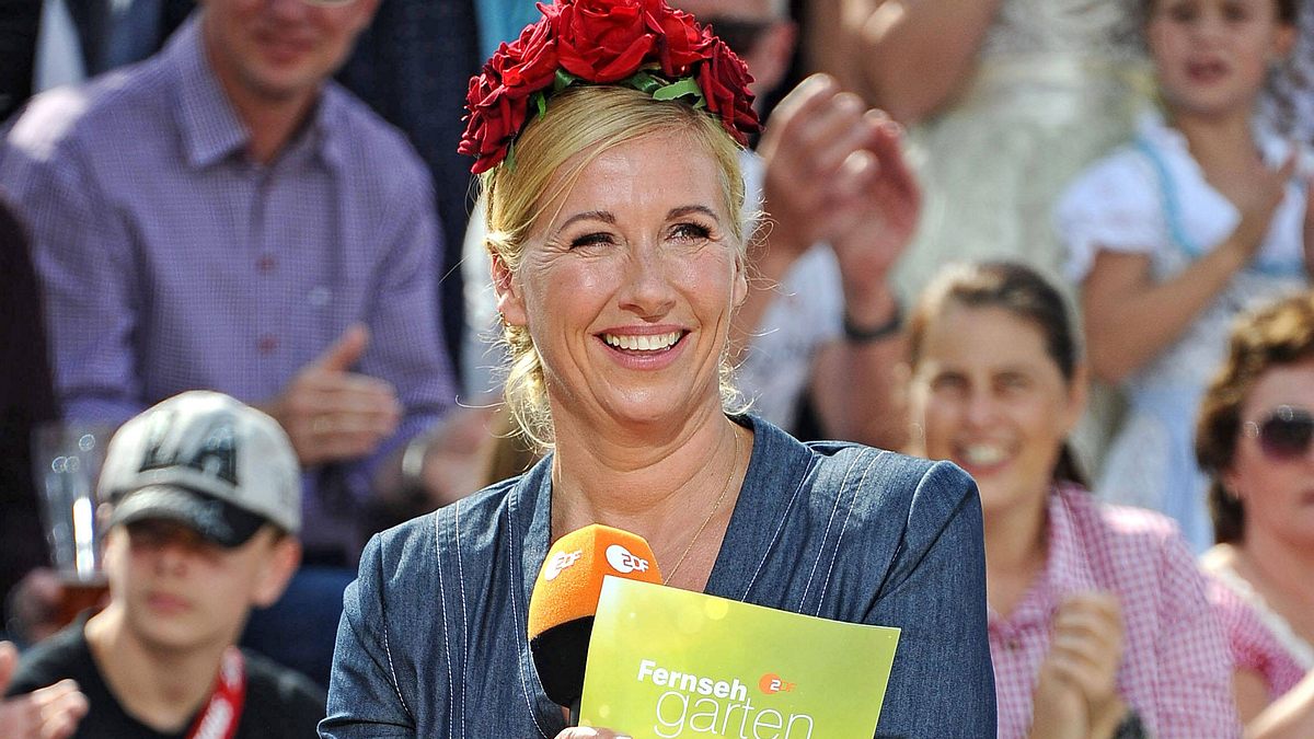 Andrea Kiewel strahlt verliebt beim ZDF-Fernsehgarten