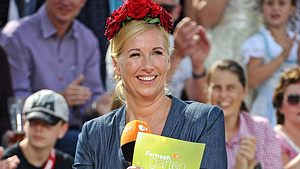 Andrea Kiewel strahlt verliebt beim ZDF-Fernsehgarten - Foto: Imago