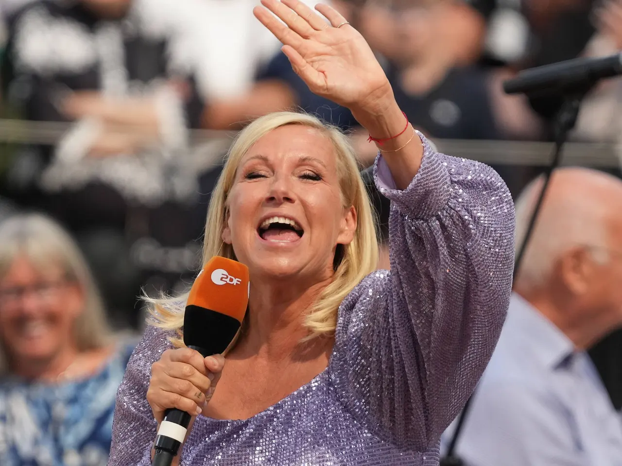 andrea kiewel zdf fernsehgarten fiasko sie lasst kein fettnapfchen aus kleid imago0302325133h Andrea Kiewel feiert im Fernsehgarten. - Foto: Imago / BOBO