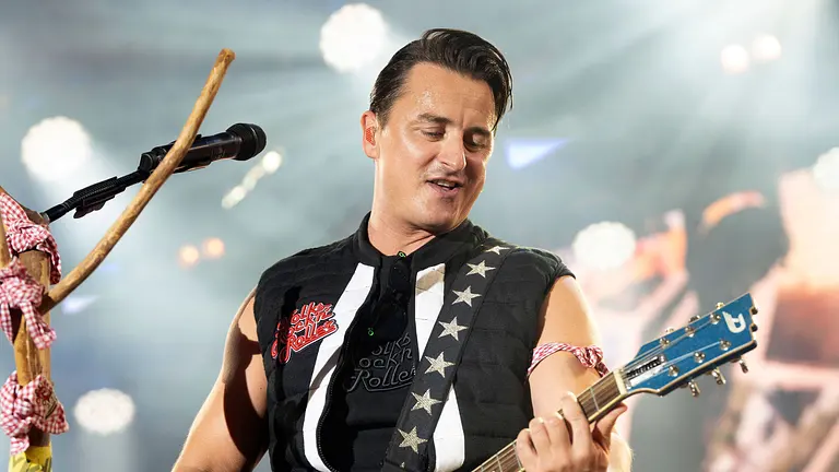 Andreas Gabalier singt in Mikrofon
