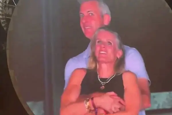 Andy Byron und Kristin Cabot kuscheln und wirken sehr verliebt. 