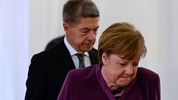 Angela Merkel & Joachim Sauer - Foto: Getty Images / JOHN MACDOUGALL 