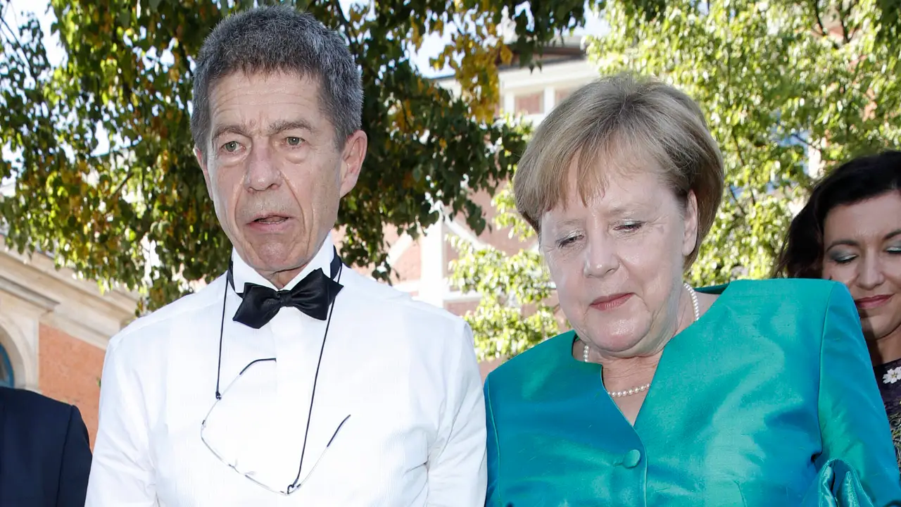 Joachim Sauer und Angela Merkel Joachim Sauer und Angela Merkel - Foto: IMAGO/ VISTAPRESS