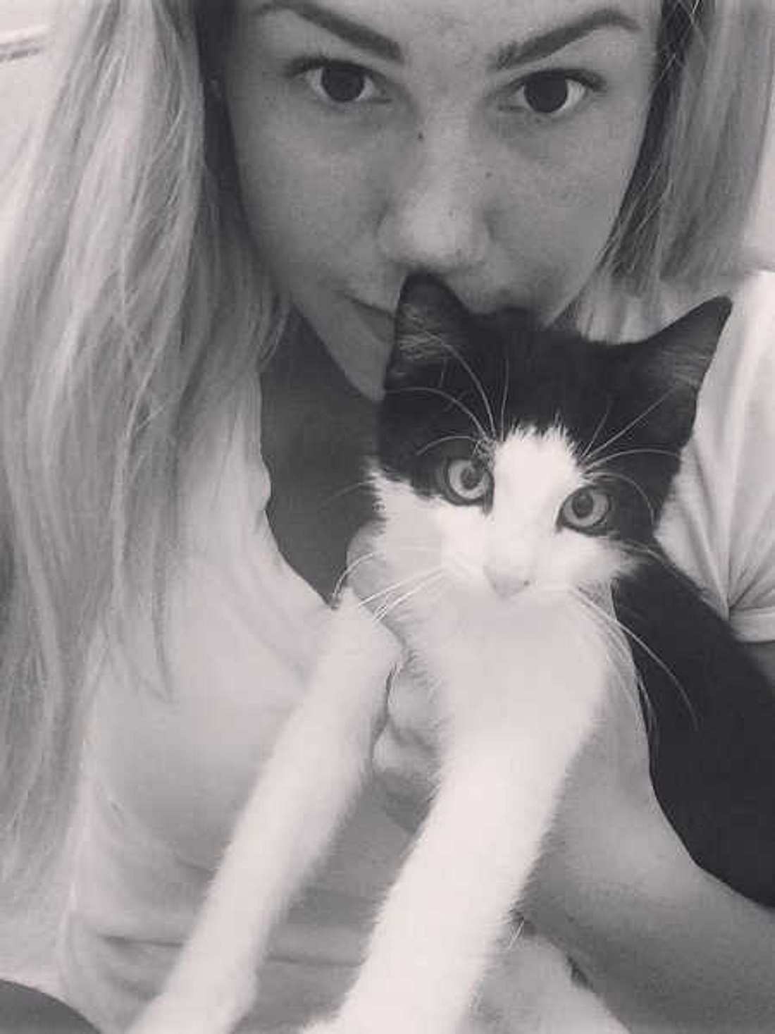 Angelina Heger versucht Hater mit Baby-Katze zu beruhigen!