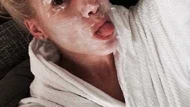 Angelina Heger bekam für das Gesichtsmasken-Foto fürchterliche Kommentare. - Foto: Facebook / Angelina Heger
