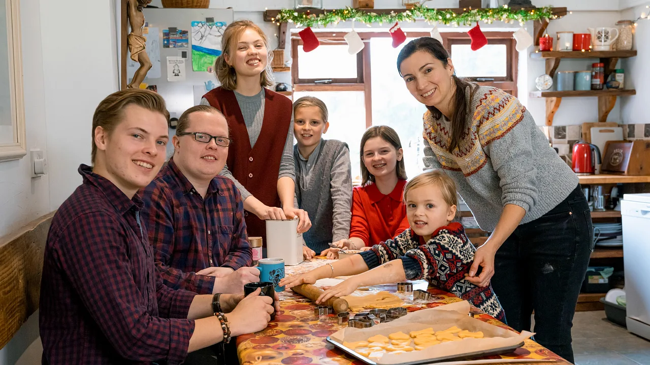 Angelo Kelly beim Backen mit Familie Angelo Kelly beim Backen mit Familie - Foto: TVNOW / Chris Bucanac