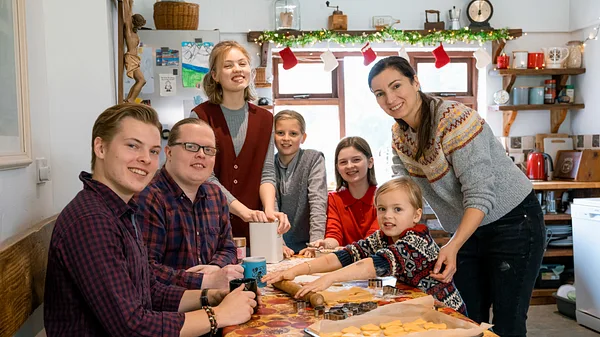Angelo Kelly beim Backen mit Familie