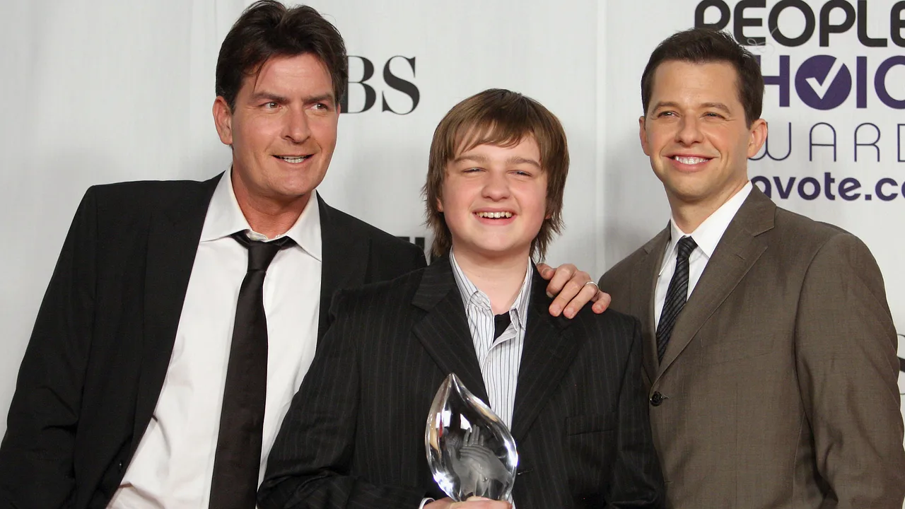 Angus T. Jones mit Charlie Sheen und Jon Cryer früher Angus T. Jones mit Charlie Sheen und Jon Cryer früher - Foto: Getty Images