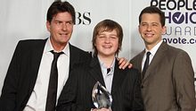 Angus T. Jones mit Charlie Sheen und Jon Cryer früher - Foto: Getty Images