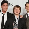 Angus T. Jones mit Charlie Sheen und Jon Cryer früher